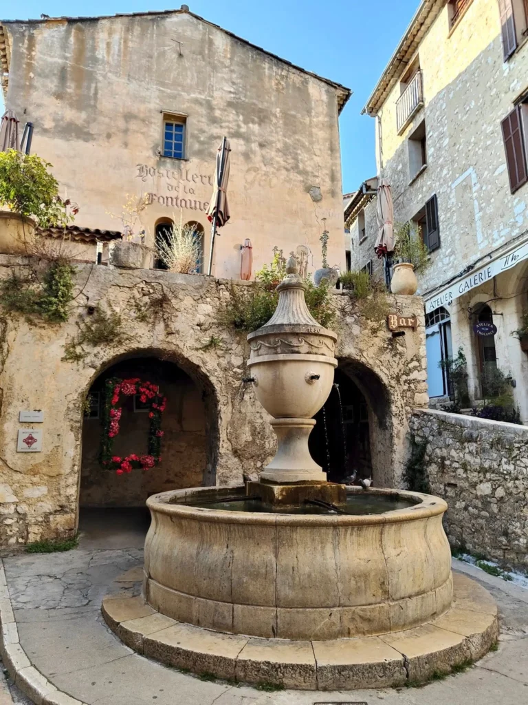 La Place de la Fontaine à Saint-Paul-de-Vence. Imaginez : c'est ici, dans ces ruelles médiévales baignées de la lumière du Midi, que des artistes comme Marc Chagall trouvaient leur inspiration. @jeanpaul