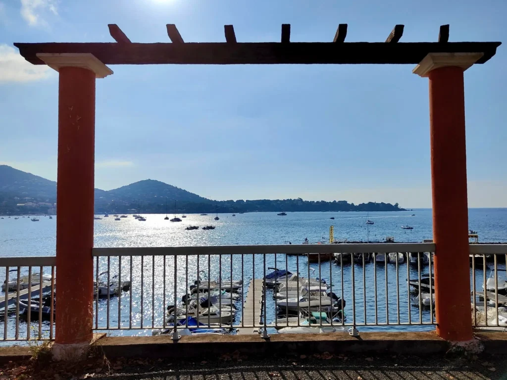 Enjoy an unforgettable stay between the crystal-clear waters of Agay and the trails of the Estérel.