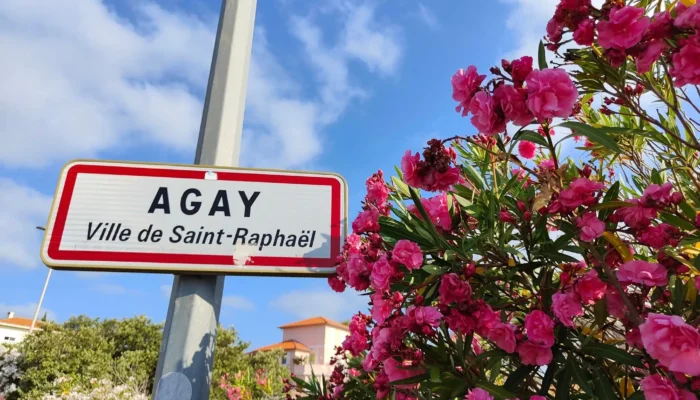 Panneau signalétique d'entrée de ville indiquant Agay, quartier de Saint-Raphaël. @jeanpaul 2025
