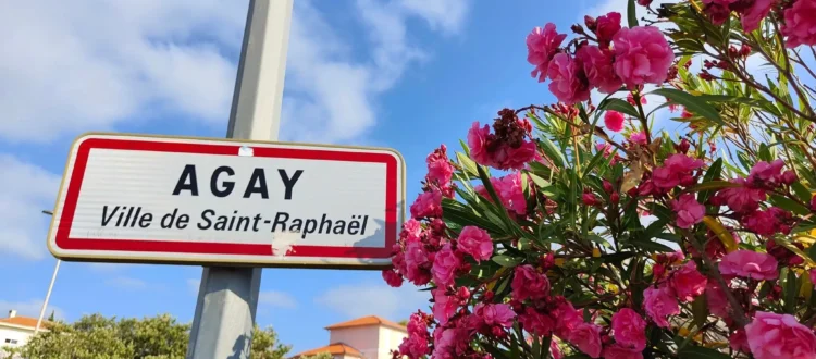 Town entrance sign indicating Agay, a district of Saint-Raphaël. @jeanpaul 2025