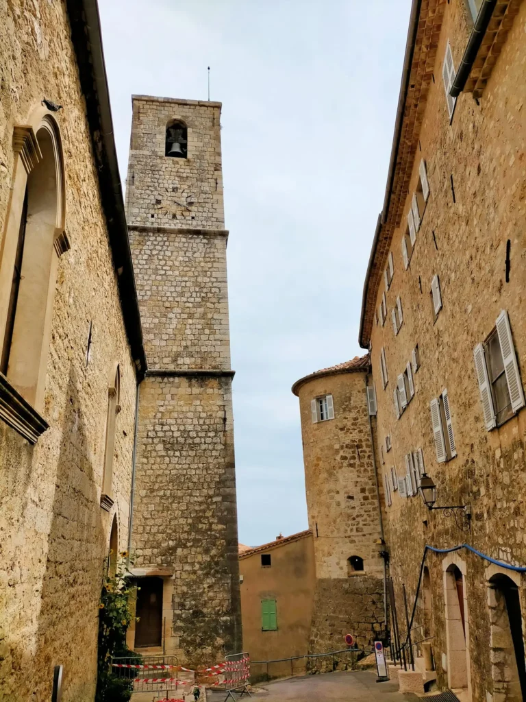 Ruelle pavée menant à l'église Saint-Jacques au Bar-sur-Loup, architecture de pierre typique de l'arrière-pays provençal.