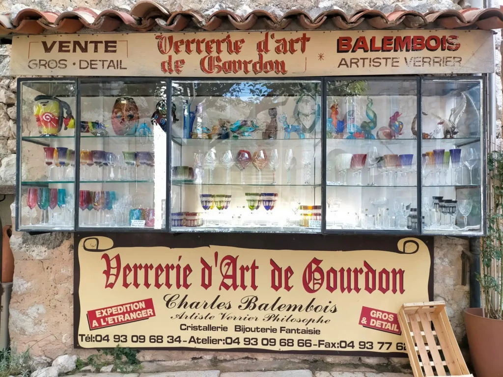 Entre reflets et transparences, les créations de la Verrerie Balembois capturent la lumière unique de la Côte d'Azur.