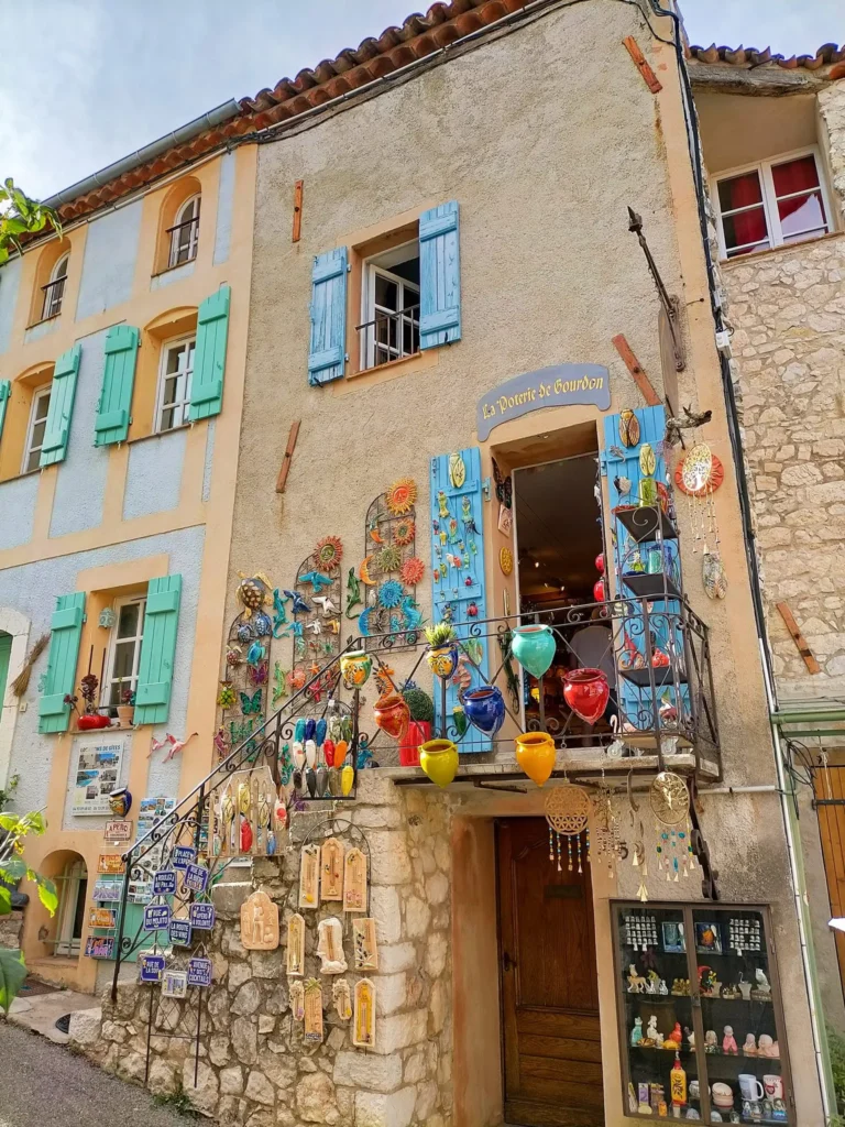 Poteries artisanales et objets de décoration en terre cuite devant la boutique La Poterie de Gourdon, rue Basse.