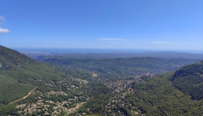 Vue panoramique depuis le village perché de Gourdon sur la vallée du Loup et le littoral de la Côte d'Azur sous un ciel bleu. @jeanpaul