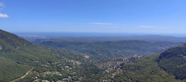 Vue panoramique depuis le village perché de Gourdon sur la vallée du Loup et le littoral de la Côte d'Azur sous un ciel bleu. @jeanpaul
