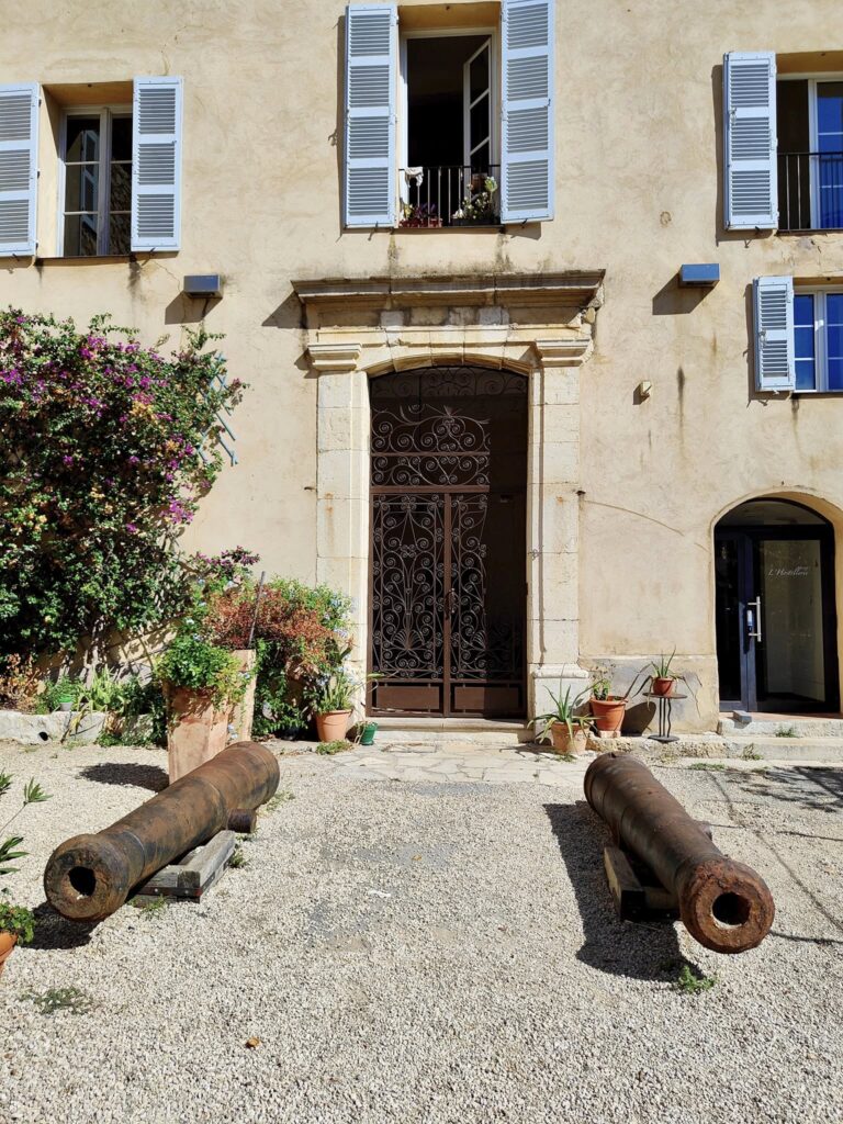 Les gardiens du passé : d'anciens canons protègent l'entrée du bâtiment historique.