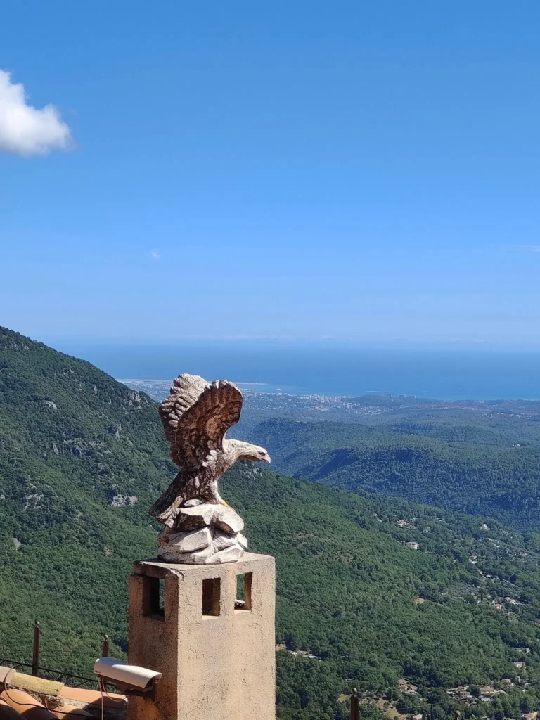 Les randonnées sont le meilleur moyen d'atteindre le pic de Gourdon et découvrir la vue.