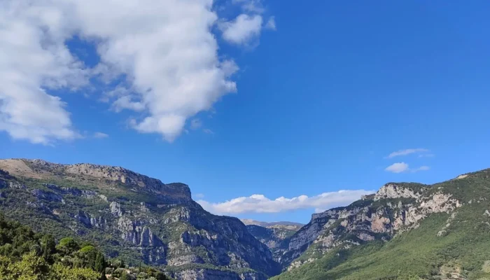Vue du village médiéval du Bar-sur-Loup perché sur son éperon rocheux dominant la vallée du Loup dans les Alpes-Maritimes.