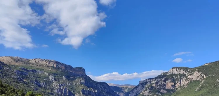 Vue du village médiéval du Bar-sur-Loup perché sur son éperon rocheux dominant la vallée du Loup dans les Alpes-Maritimes.