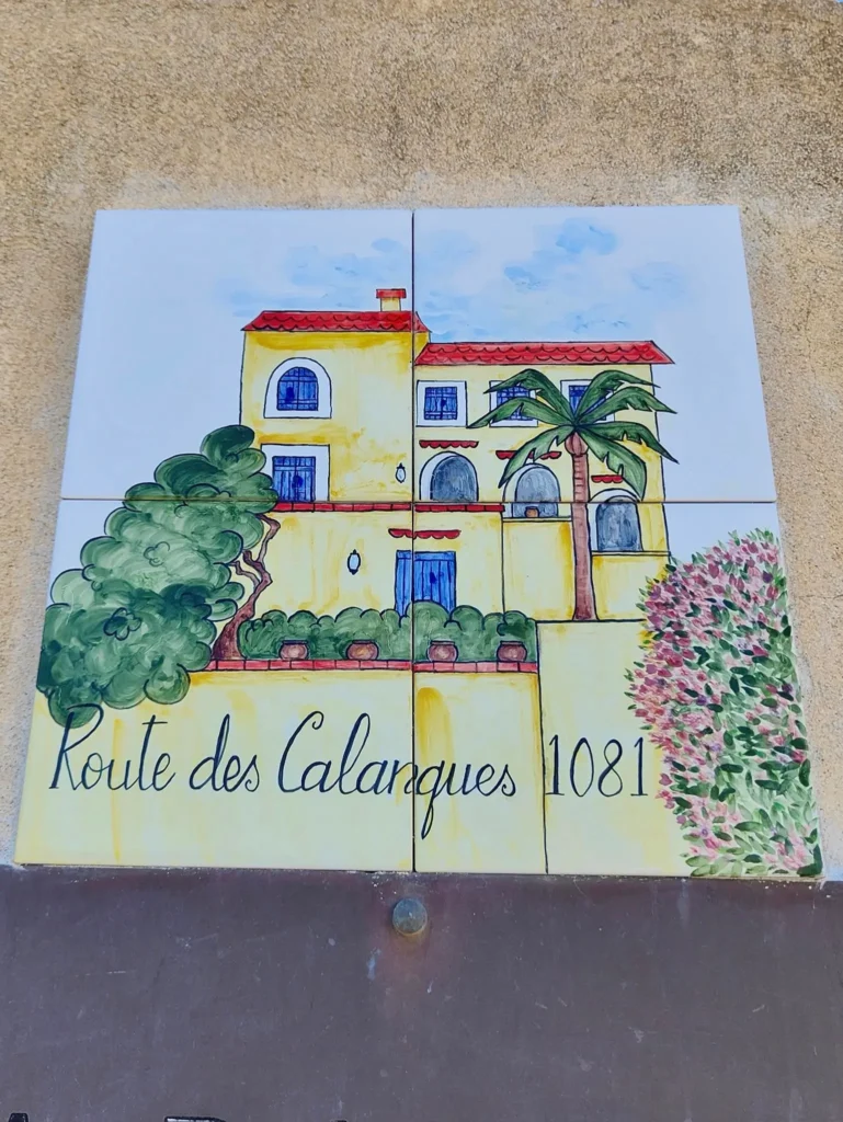 Route de la Corniche d'Or longeant les calanques du Trayas entre Saint-Raphaël et Cannes.