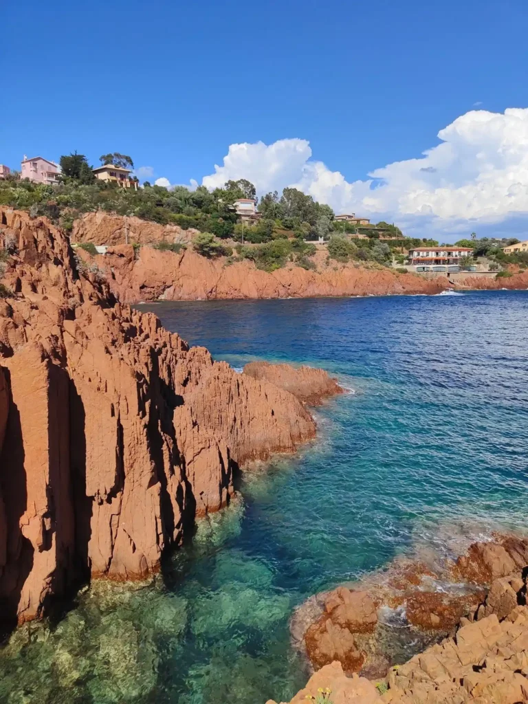 Falaises de roches rouges de l'Estérel se jetant dans une mer Méditerranée turquoise et translucide sous un ciel ensoleillé. @jeanpaul2025