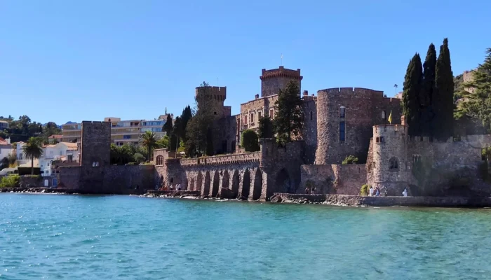 Château de La Napoule à Mandelieu, forteresse médiévale restaurée face à la mer Méditerranée.