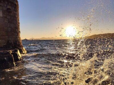 Plage des Ondes à Antibes au coucher du soleil .