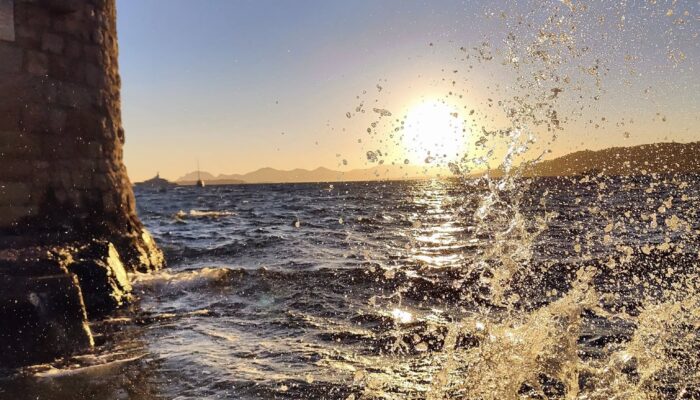 Plage des Ondes à Antibes au coucher du soleil .