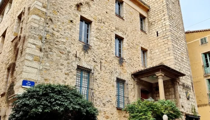 Au cœur de l'histoire et de la vie locale. L'ancienne Mairie, un point de repère incontournable pour comprendre l'organisation et le charme de Valbonne.