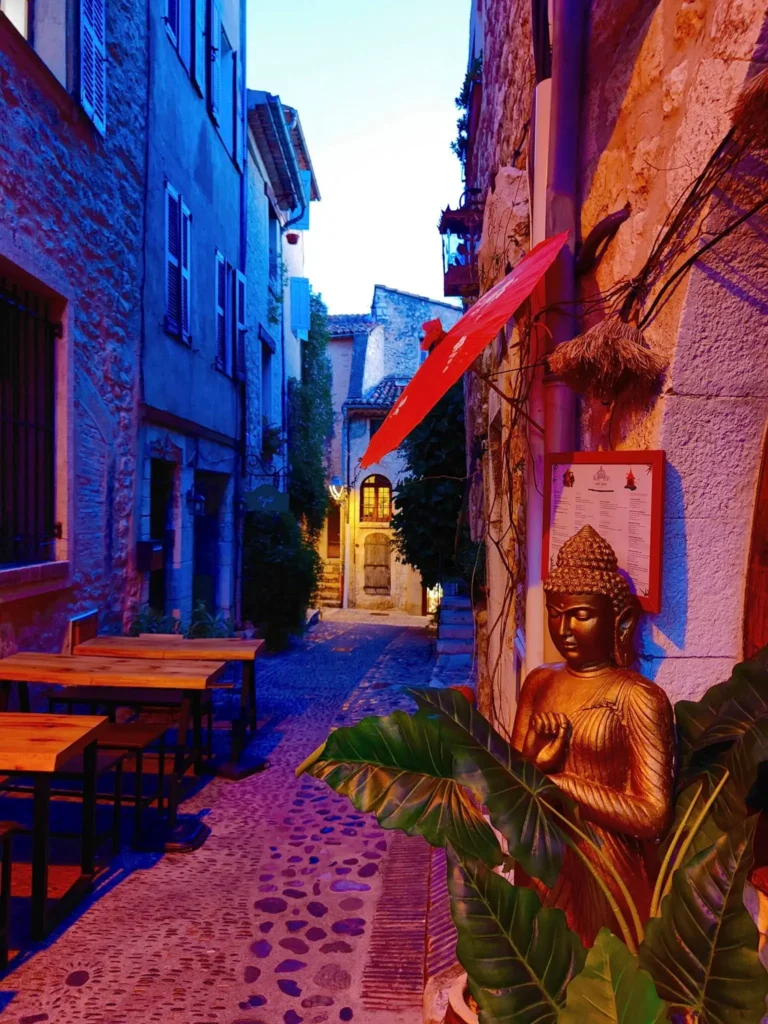 Cette lumière du Midi, douce et dorée, a inspiré les plus grands artistes. À Saint-Paul-de-Vence, elle sculpte les pierres de la cité médiévale et donne à chaque ruelle une dimension magique. Un tableau vivant. @jeanpaul
