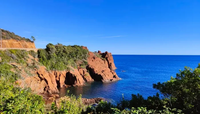 Vue panoramique des calanques du Trayas à Saint-Raphaël avec falaises de roches rouges de l'Estérel et mer Méditerranée turquoise. @jeanpaul 2025