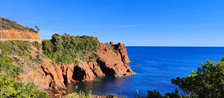 Vue panoramique des calanques du Trayas à Saint-Raphaël avec falaises de roches rouges de l'Estérel et mer Méditerranée turquoise. @jeanpaul 2025