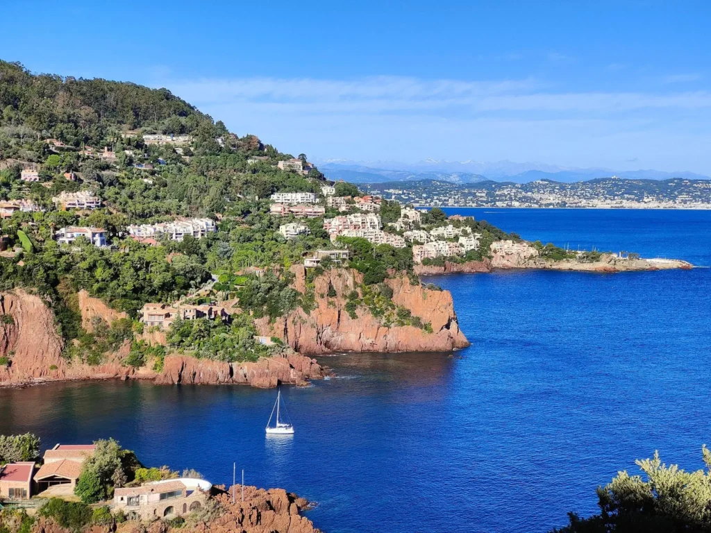 Littoral du Trayas avec ses falaises de roches rouges et la mer Méditerranée.
