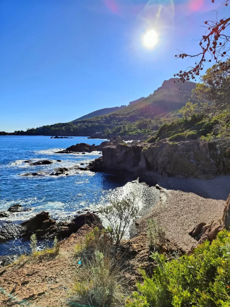 Sentier de randonnée surplombant Le Trayas avec vue plongeante sur les criques et la mer azur.