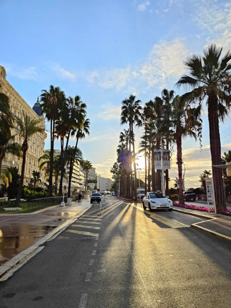 De la Croisette au tapis rouge : notre service de chauffeur privé garantit discrétion, ponctualité et confort absolu pour toutes vos apparitions publiques à Cannes. @jeanpaul2025