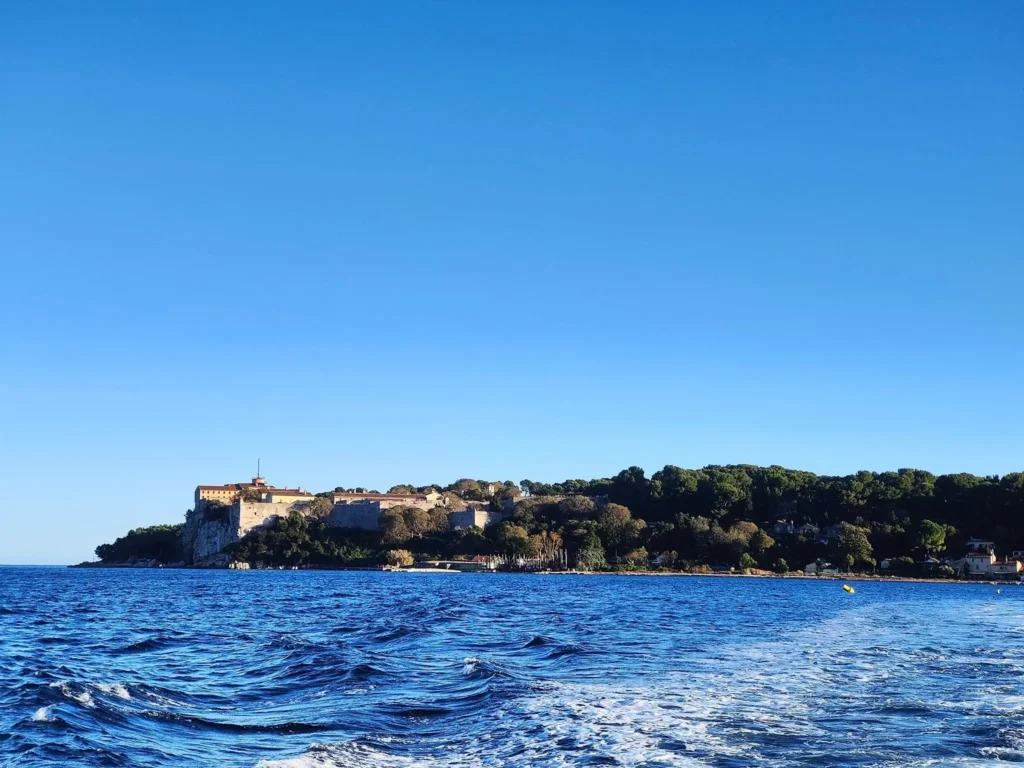 L'ile de Sainte-Marguerite possède de nombreux trésors dont le Musée de Masque de Fer. @jeanpaul 2025