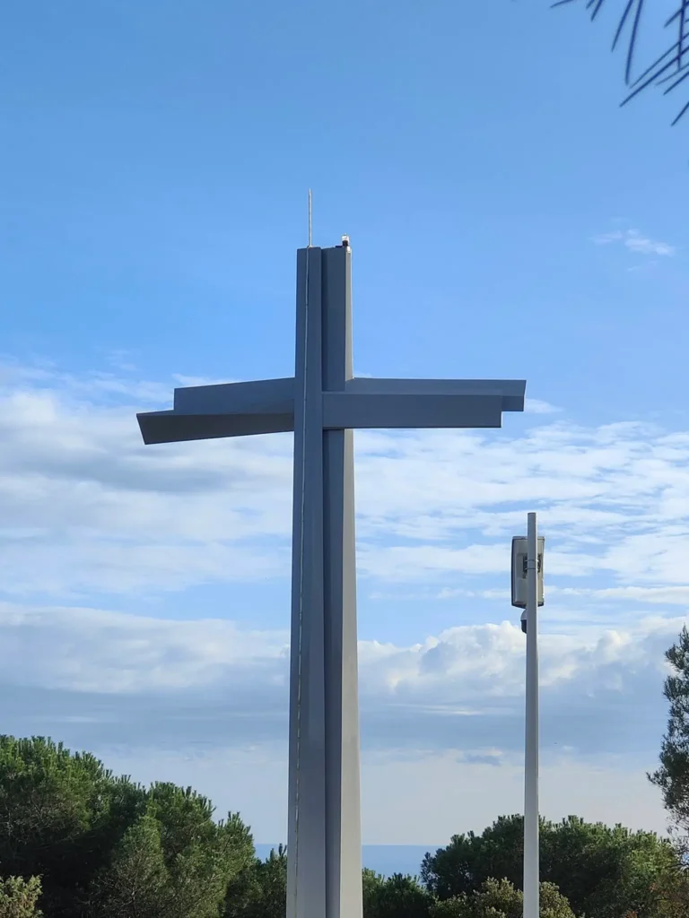 La croix se dresse au sommet du massif de la Croix-des-Gardes, qui culmine à 164 mètres au-dessus du niveau de la mer.