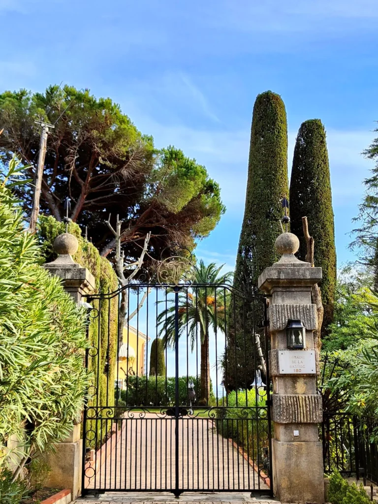 Portail pour accéder au château de la Croix des Gardes.