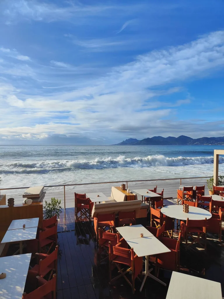 Vous pouvez déjeuner face à la mer dans un des restaurants situés sur la Plage du Midi. @jeanpaul 2025