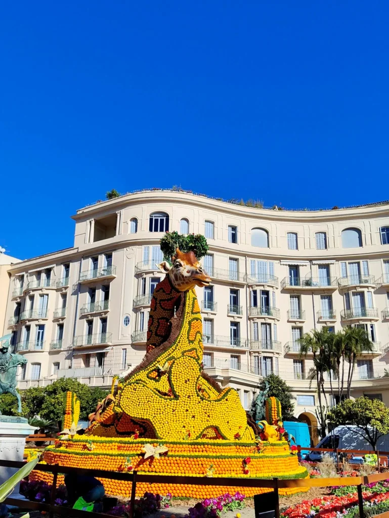 Sculpture monumentale d'une girafe entièrement recouverte de citrons et d'oranges, exposée dans les jardins Biovès lors de la Fête du Citron à Menton.