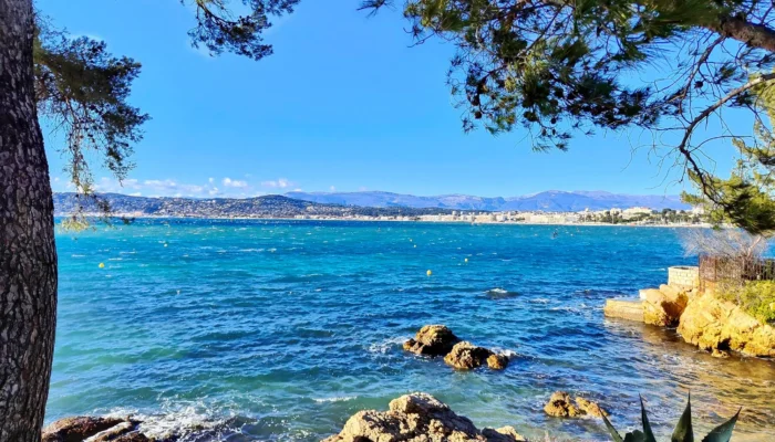 Les eaux cristallines de Juan-les-Pins, une invitation au farniente et aux plaisirs nautiques au cœur de la Riviera.