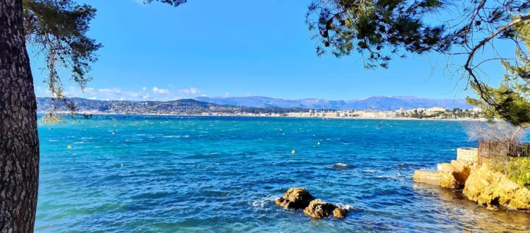 Les eaux cristallines de Juan-les-Pins, une invitation au farniente et aux plaisirs nautiques au cœur de la Riviera.