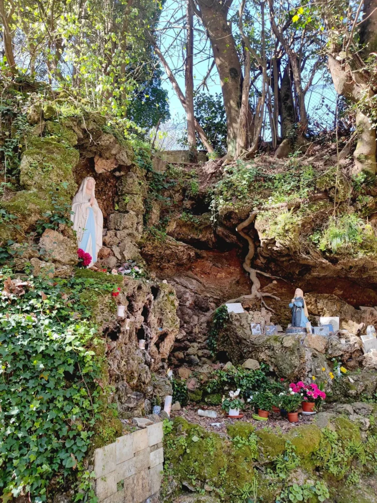 De l'autre côté de la rivière se dressent une reproduction de la grotte de Lourdes et une petite niche rocheuse dédiée à Sainte-Madeleine. @jeanpaul 2025