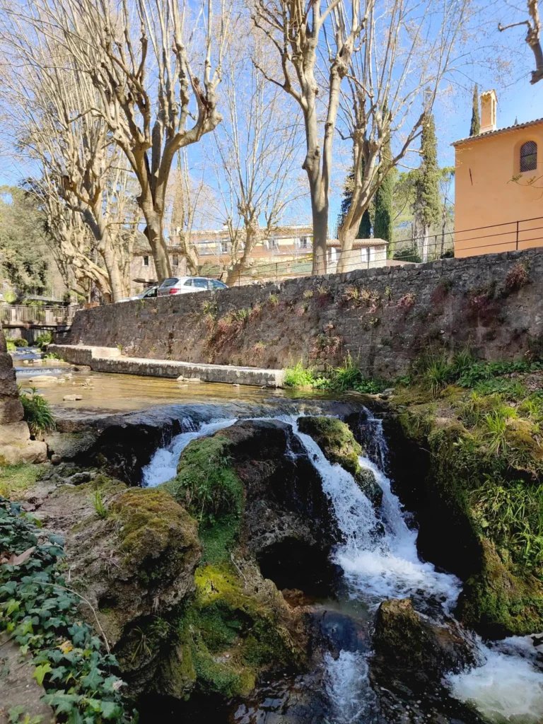 Une petite cascade pittoresque se jette dans une rivière aux eaux claires, à Auribeau-sur-Siagne. @jeanpaul 2025