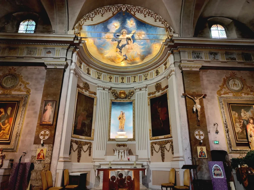 Retable baroque richement décoré à l'intérieur du sanctuaire Notre-Dame de Vaucluse à Auribeau-sur-Siagne. @jeanpaul 2025