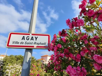 Panneau signalétique d'entrée de ville indiquant Agay, quartier de Saint-Raphaël. @jeanpaul 2025