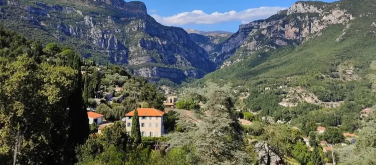 Vue du village médiéval du Bar-sur-Loup perché sur son éperon rocheux dominant la vallée du Loup dans les Alpes-Maritimes.