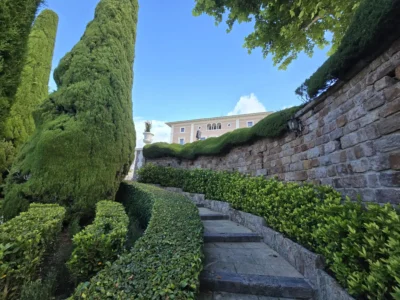 Jardin à la française avec parterres symétriques et allées bordées de verdure comme celui du Château de la Croix des Gardes à Cannes