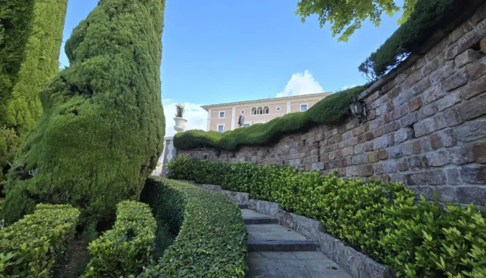 Jardin à la française avec parterres symétriques et allées bordées de verdure comme celui du Château de la Croix des Gardes à Cannes