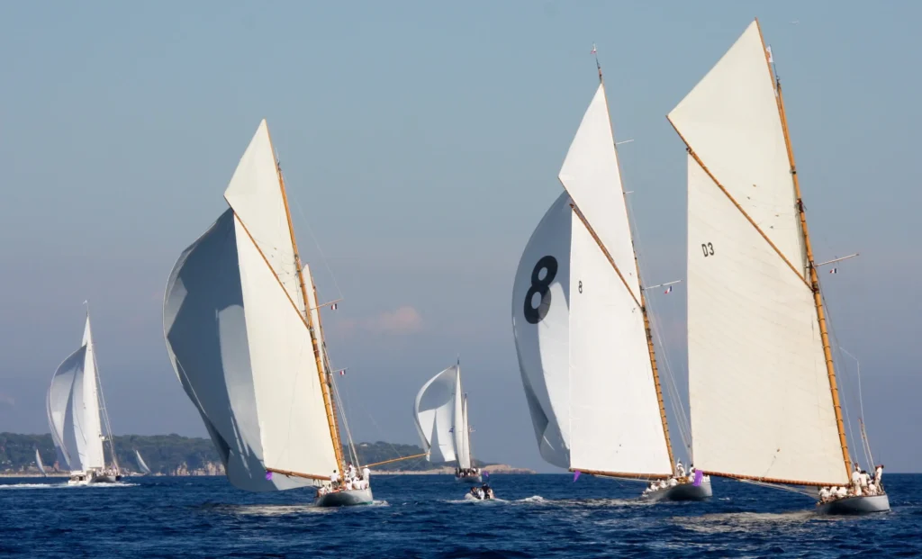 Vue majestueuse d'une flotte de voiliers de tradition naviguant en régate sur une mer bleue comme lors de l'événement les voiles de saint tropez.
