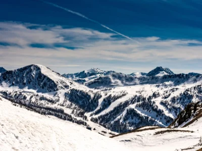 Les sommets enneigés d'Isola 2000 sous un ciel bleu intense en mars, Alpes-Maritimes.