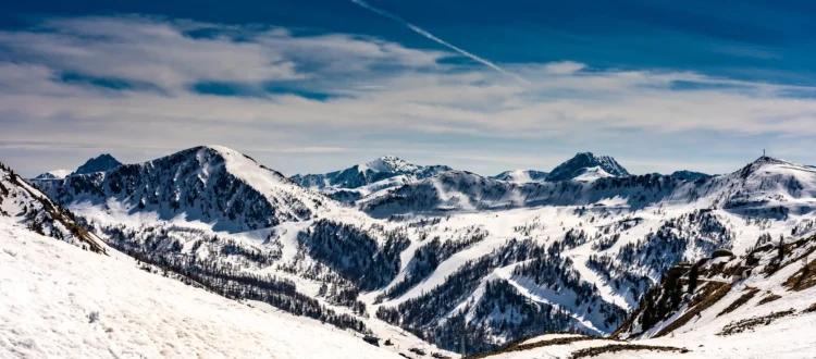 Les sommets enneigés d'Isola 2000 sous un ciel bleu intense en mars, Alpes-Maritimes.
