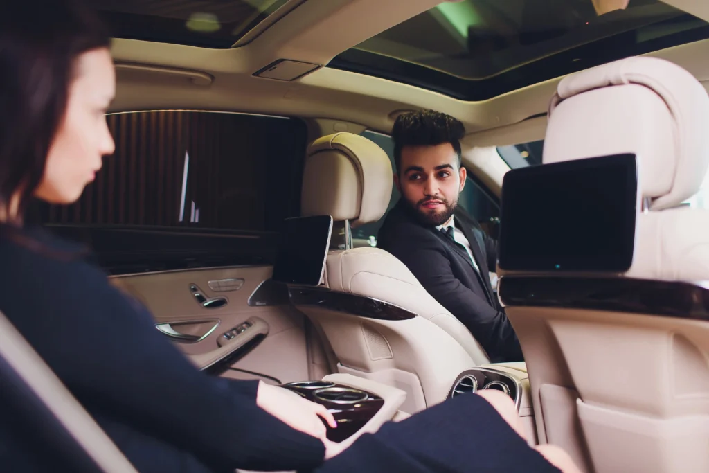 Gros plan sur un chauffeur de sécurité. Attitude calme et professionnelle illustrant la gestion du stress et la réactivité en situation critique.