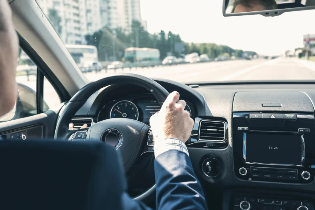 Chauffeur professionnel au volant d'un véhicule haut de gamme proposant un service de VTC à Nice.