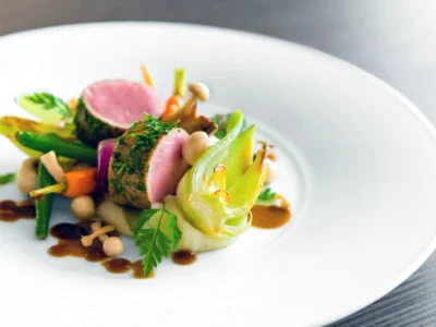 Un plat gastronomique de haute cuisine servi dans le meilleur restaurant cote d'azur.