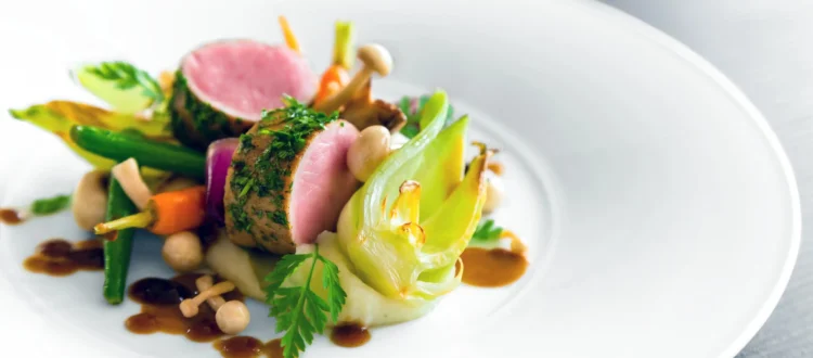 Un plat gastronomique de haute cuisine servi dans le meilleur restaurant cote d'azur.