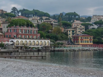Plage de galets et édifices colorés en bord de mer à Santa Margherita Ligure sur la Riviera italienne.