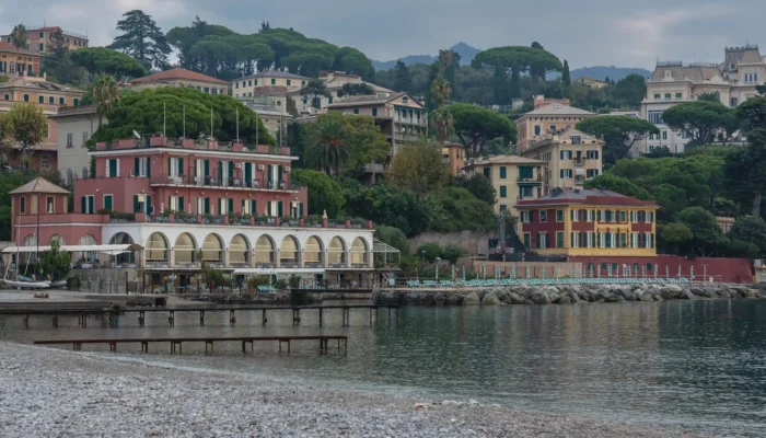 Plage de galets et édifices colorés en bord de mer à Santa Margherita Ligure sur la Riviera italienne.