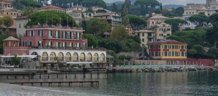 Plage de galets et édifices colorés en bord de mer à Santa Margherita Ligure sur la Riviera italienne.