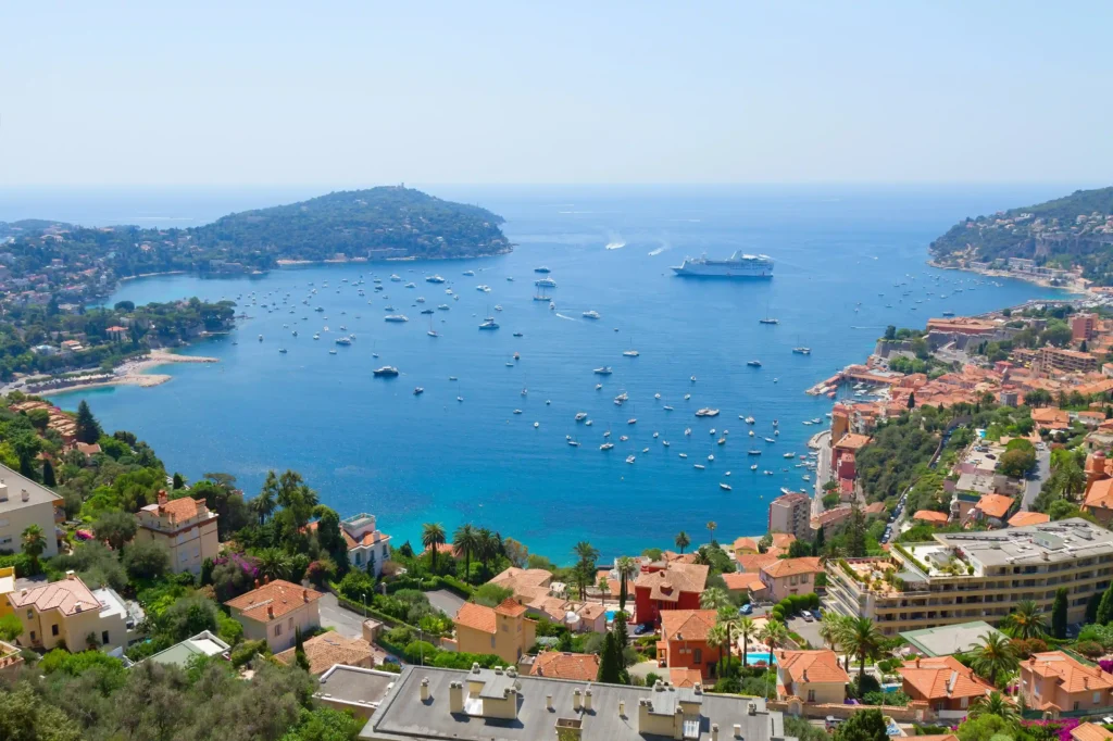 Panorama spectaculaire sur la rade de Villefranche-sur-Mer et Cap-Ferrat où plus de 20 000 couples font appel à un chauffeur privé pour mariage chaque année sur la Côte d'Azur.